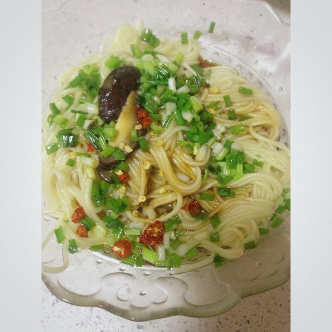 葱爆面—就是汪涵在天天向上里面做的那个啦