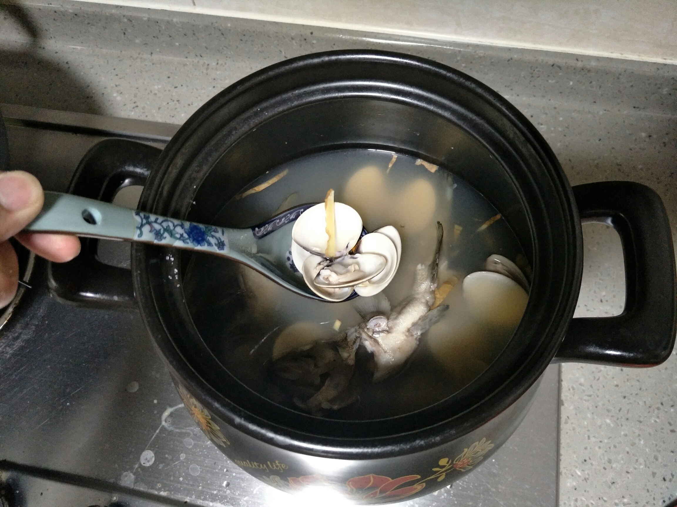 野生小石斑文蛤枸杞汤的做法
