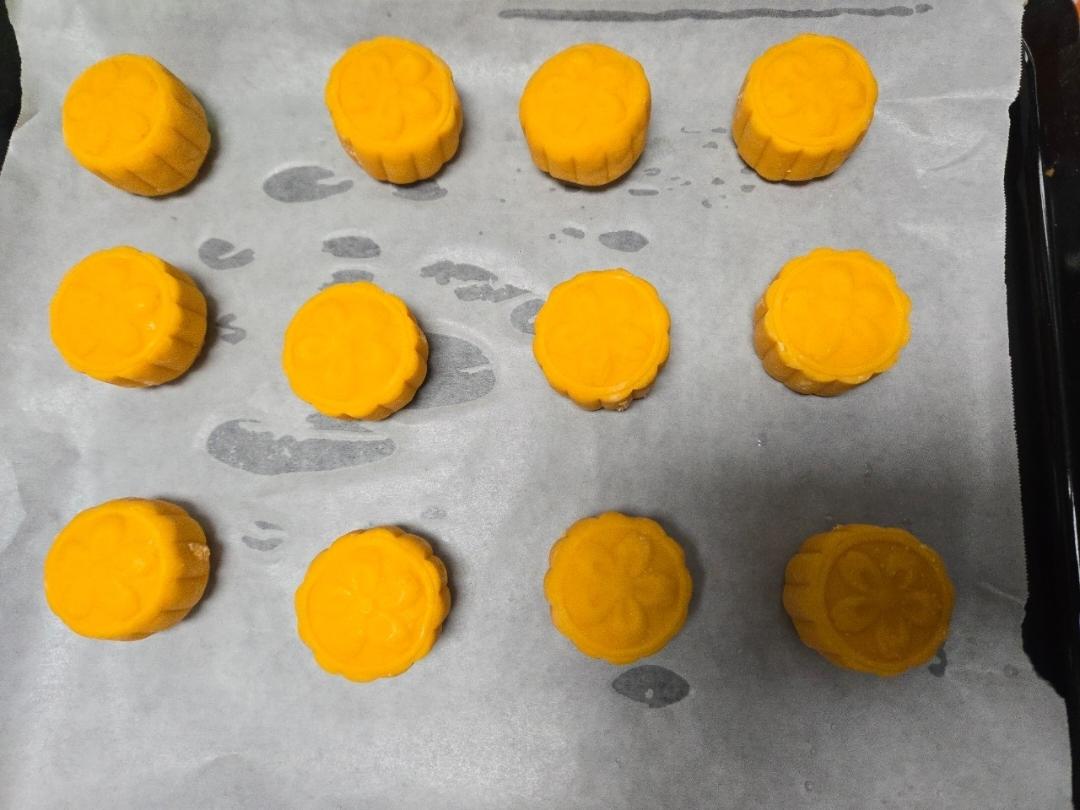 💃奶黄流心月饼——这是可以让你坐稳朋友圈厨霸位置的月饼🥮，没人点赞算我输👎