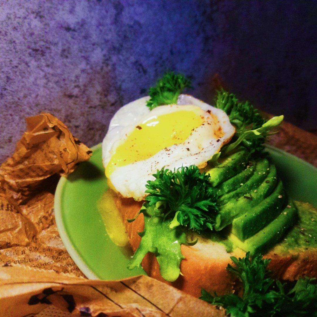 双重牛油果鸡蛋开放三明治