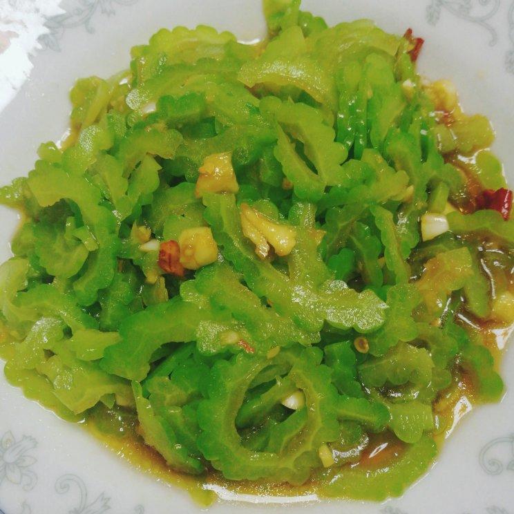 凉拌苦瓜(色碧、味脆)