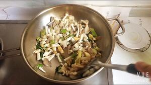 【JOY妈食记】—蚝油大葱双菇的做法 步骤6