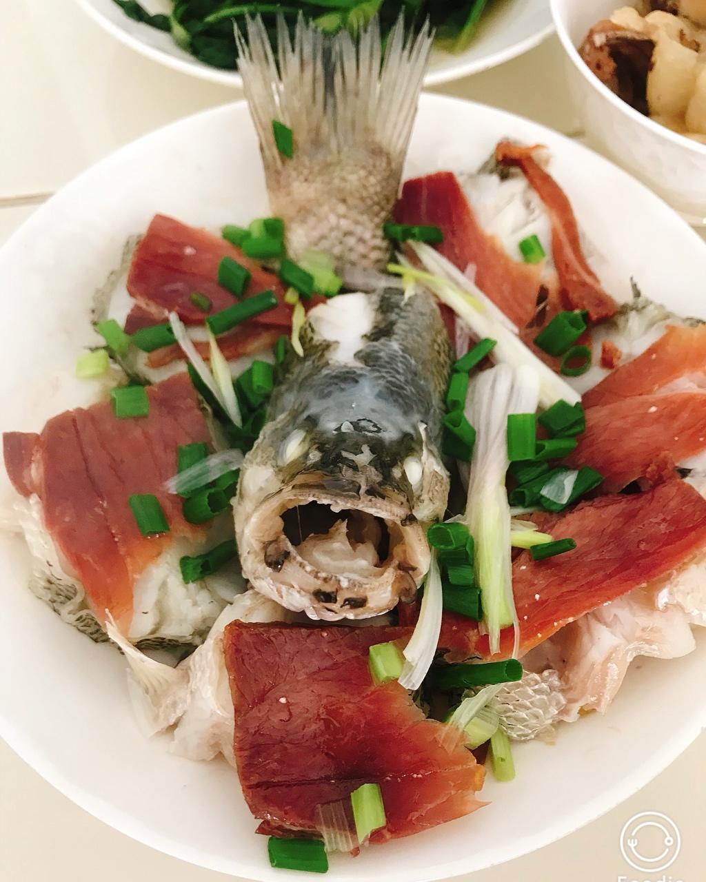 【火腿蒸鲈鱼】