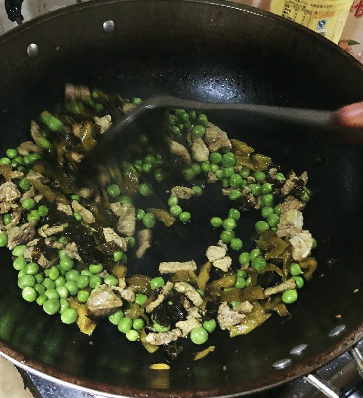 豌豆酸菜炒肉的做法 步骤4