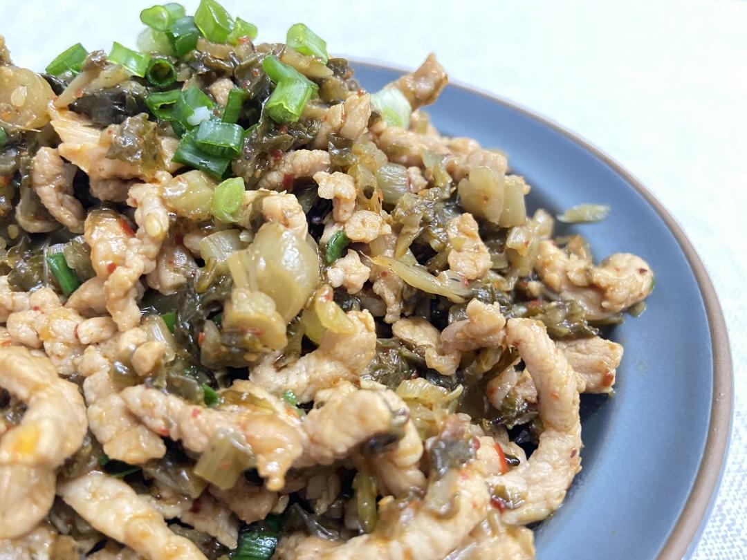 cici不吃香菜做的老爸的招牌小菜——雪菜炒肉丝