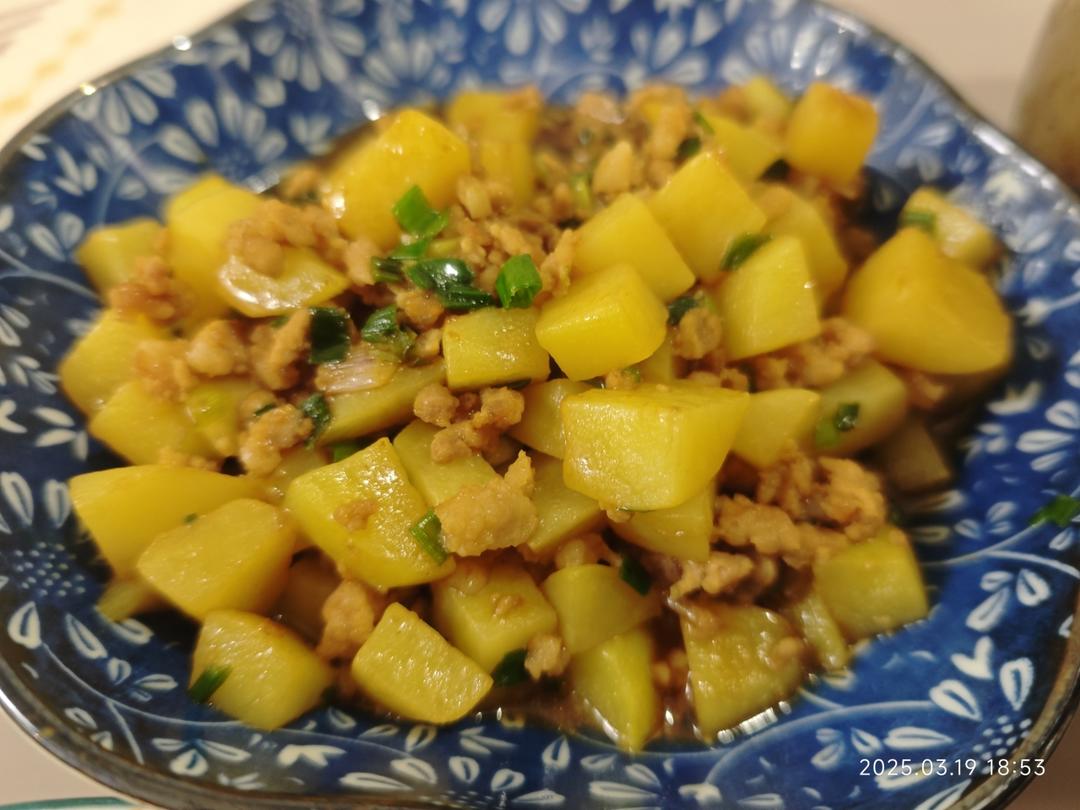 超级好吃简单的土豆丁炒肉
