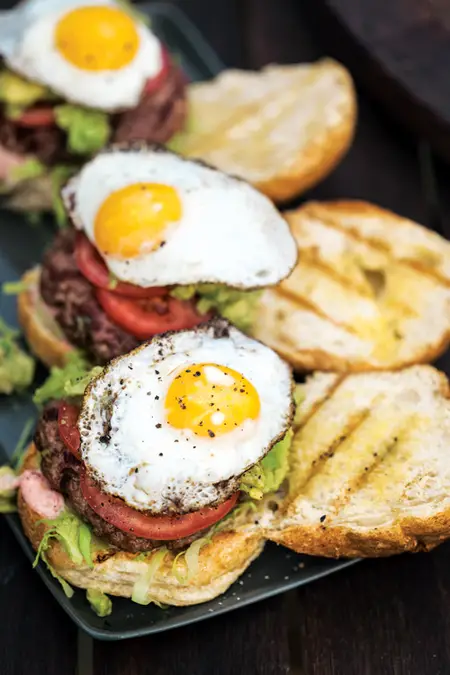 烤羊肉汉堡配红洋葱大蒜酱 Grilled Lamb Burgers with Red Onion Aïoli的做法
