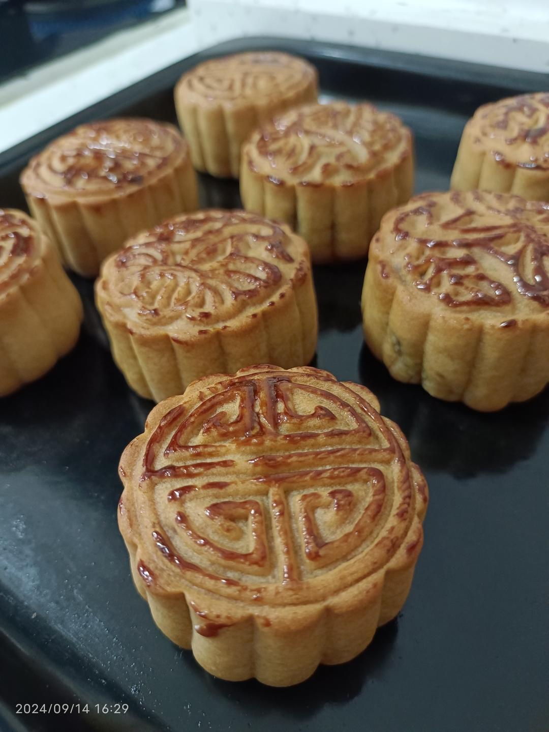 广式豆沙蛋黄月饼（步骤超详细，新手适用）