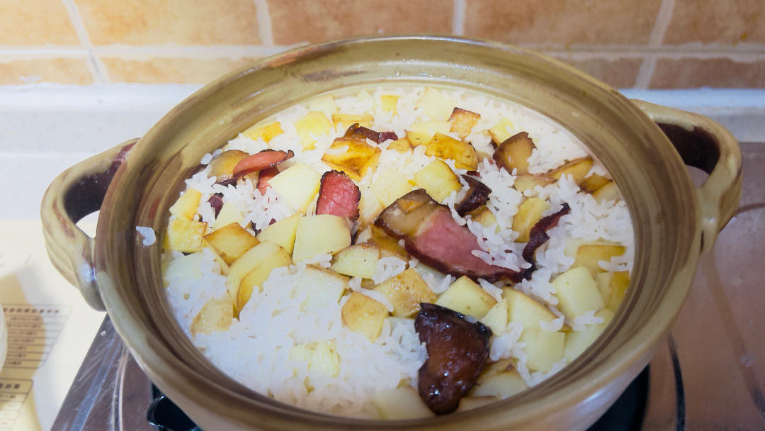 土锅菜谱--云南火腿土豆焖饭