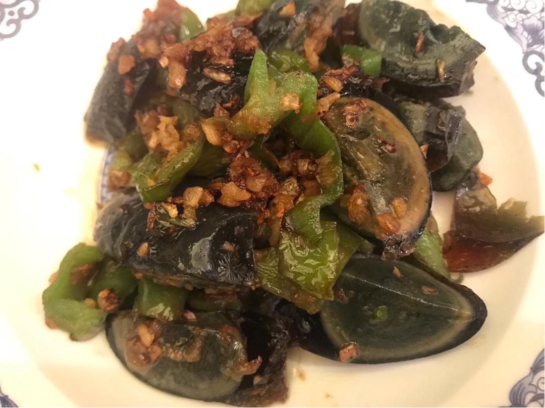 一份裹着青椒蒜末香的皮蛋，吃的连渣都不剩的青椒炒皮蛋