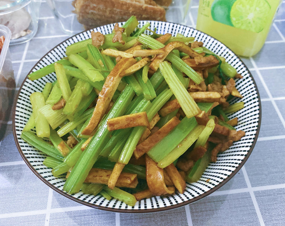一盘秒光的芹菜香干炒肉丝