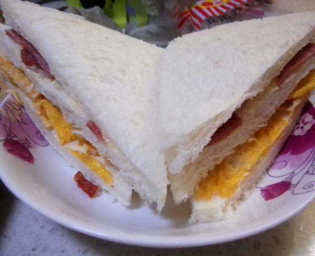 超简单的火腿鸡蛋三明治的做法