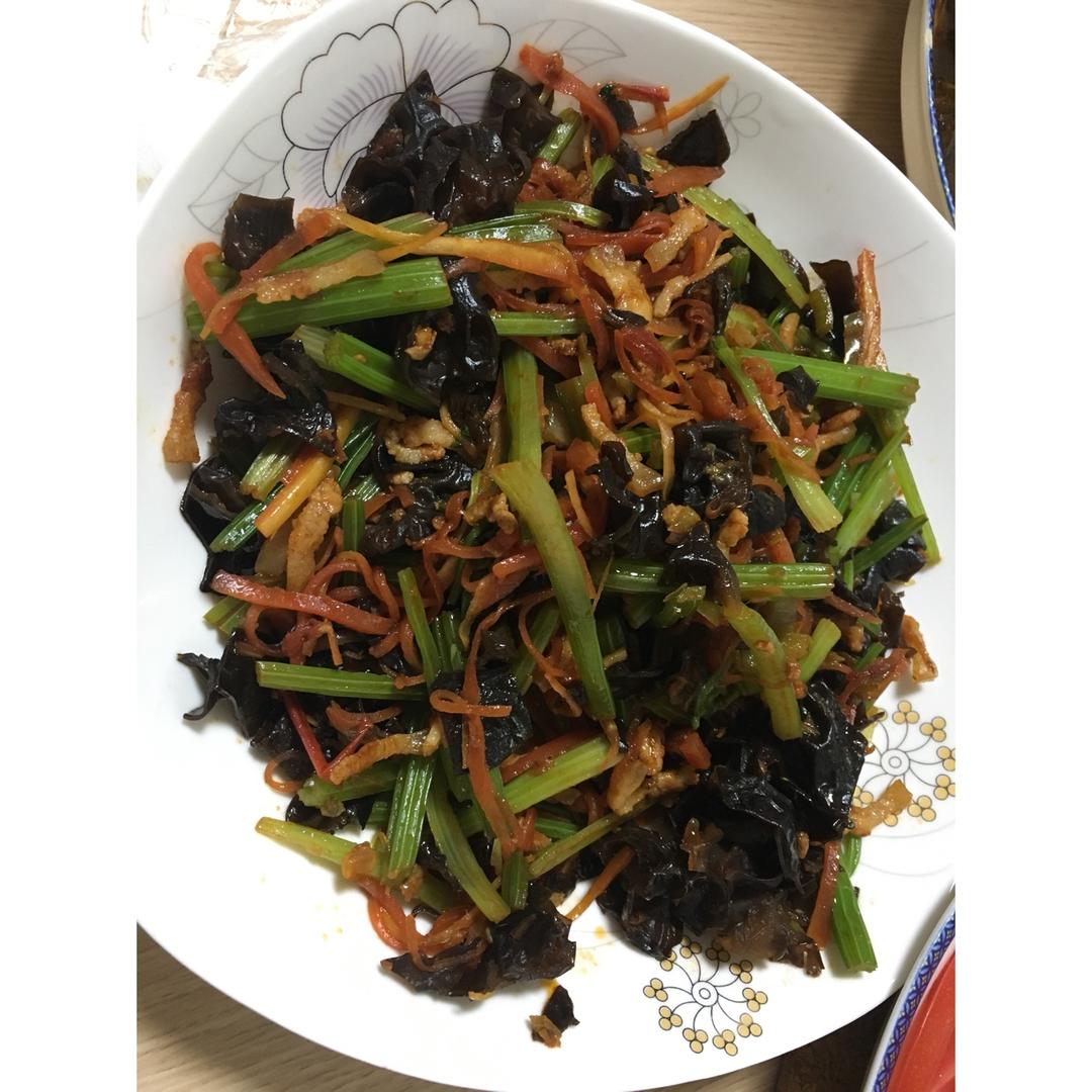 胡萝卜木耳炒芹菜