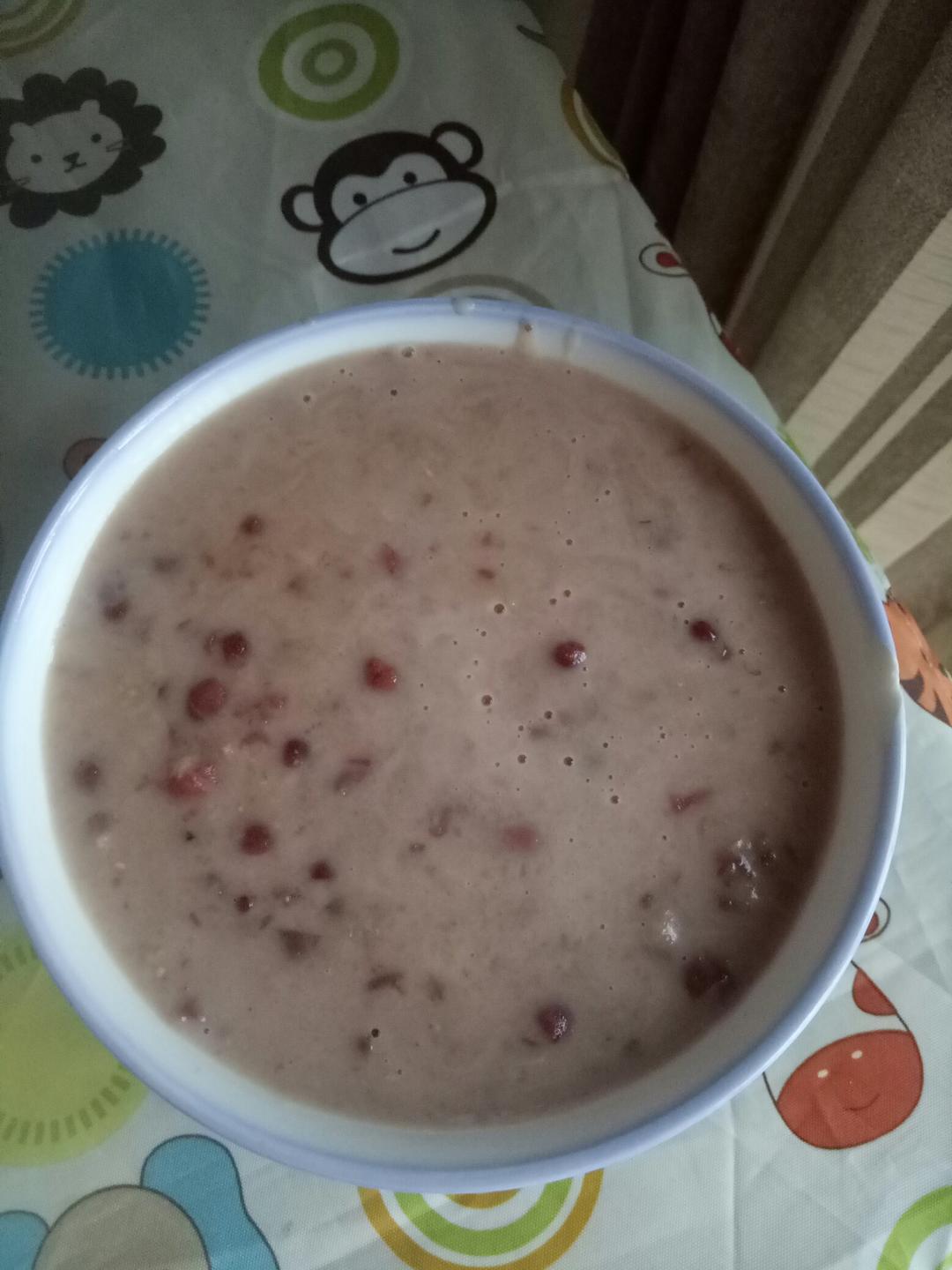 红枣红豆薏仁牛奶粥