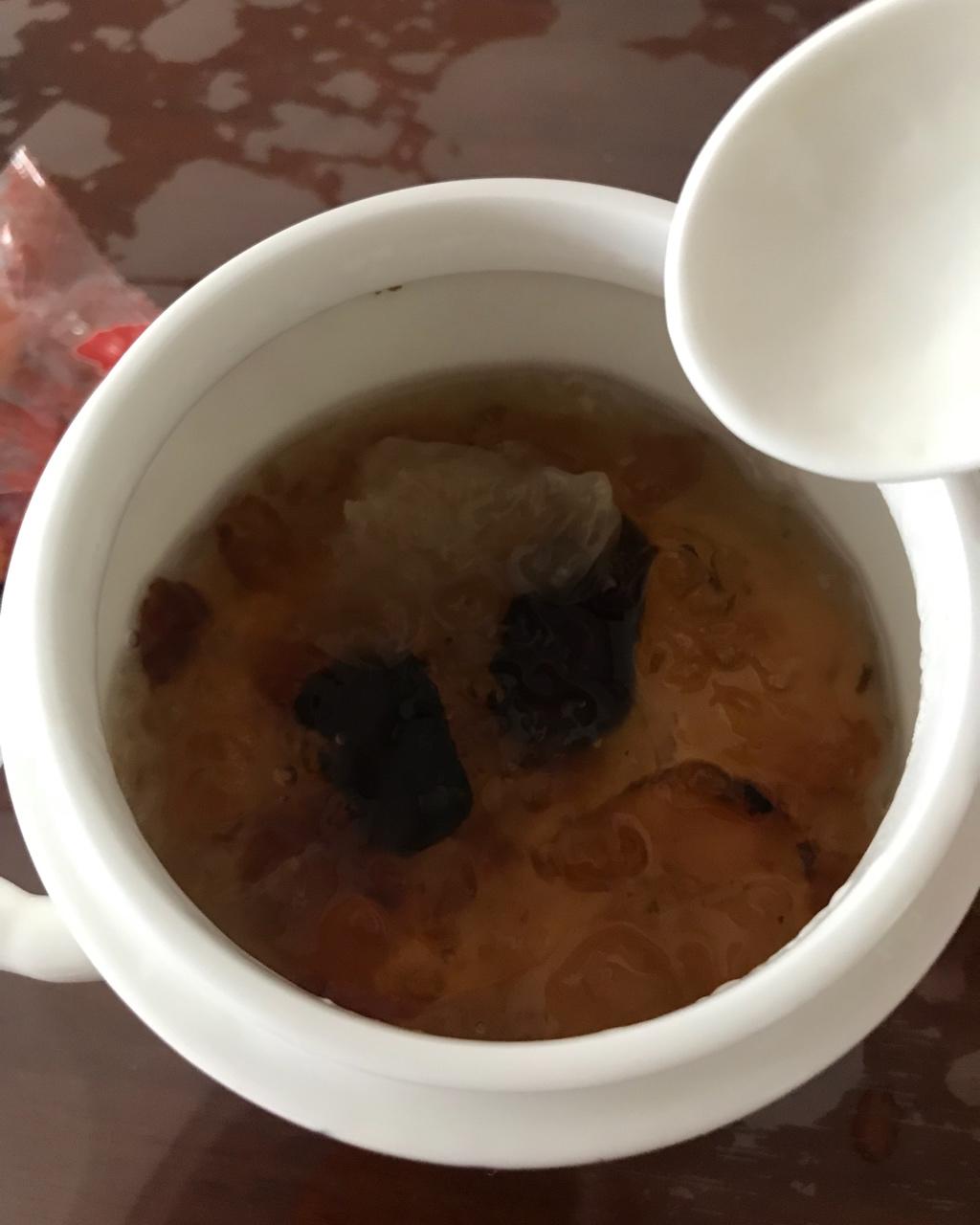 桃胶银耳红枣羹