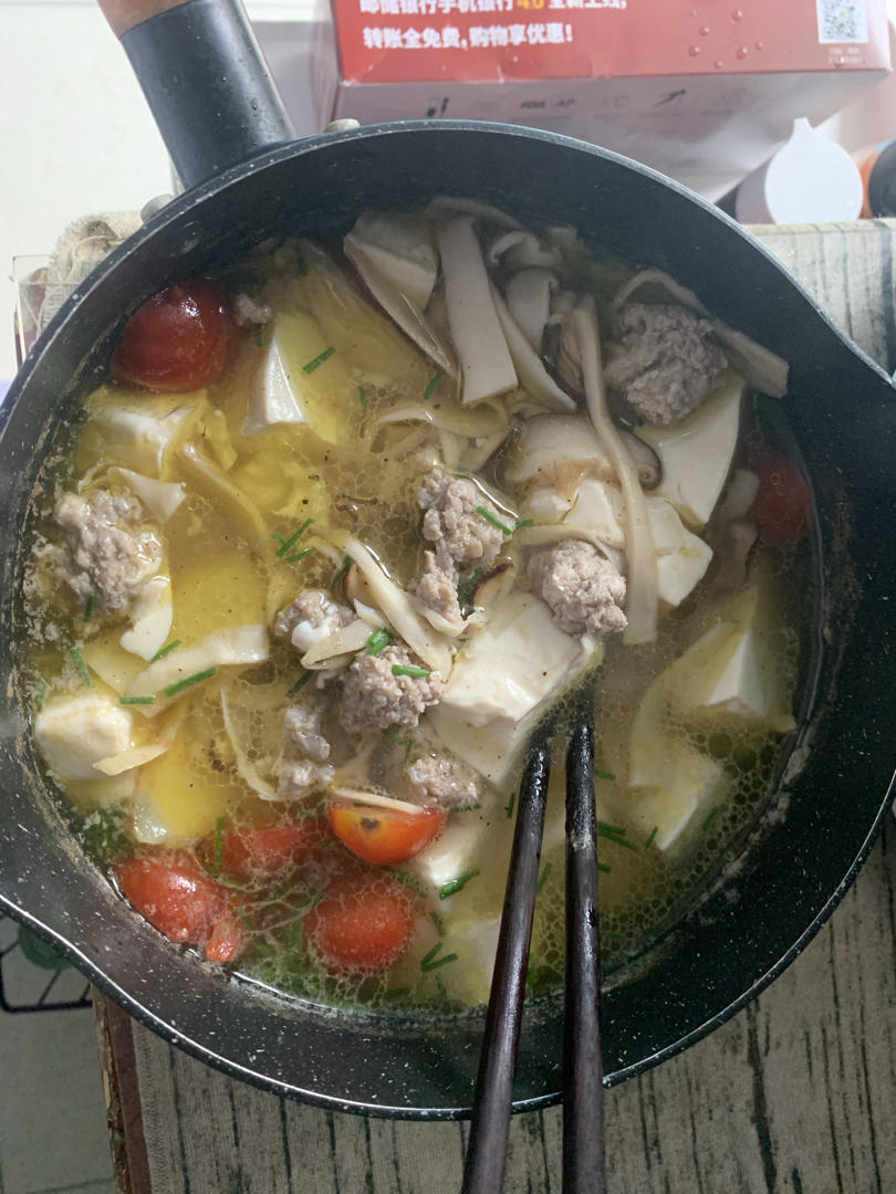 海鲜菇豆腐汤，超简单，晚上喝一碗暖暖的🍲