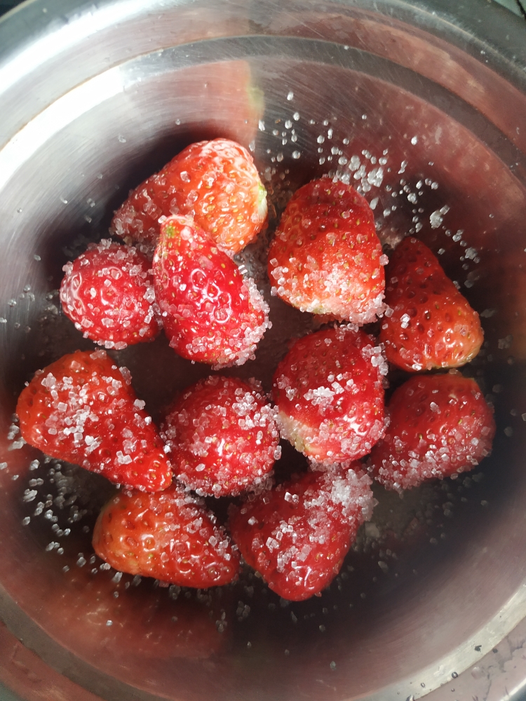 草莓古早蛋糕（面包机，自制草莓酱）的做法 步骤2