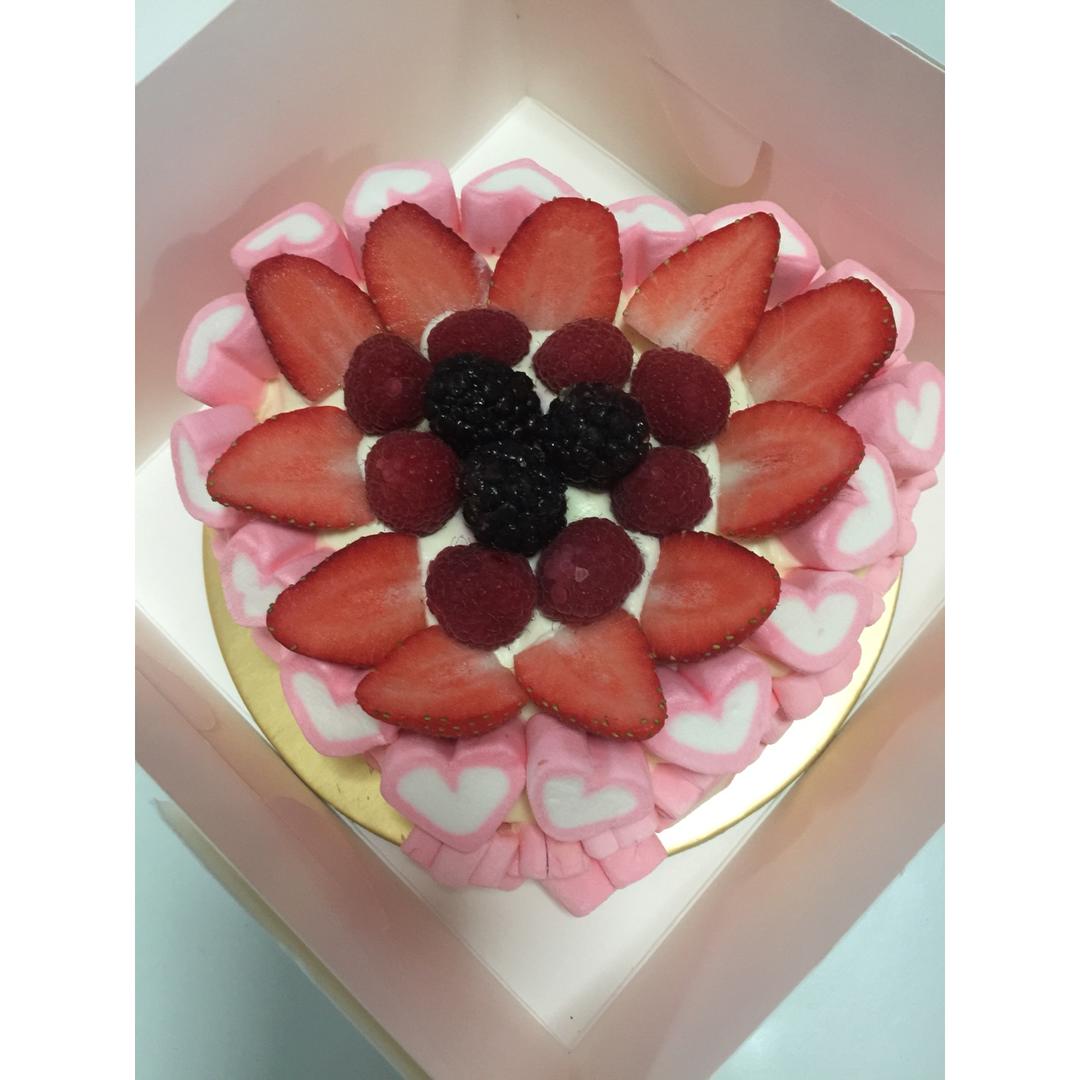 草莓棉花糖生日蛋糕