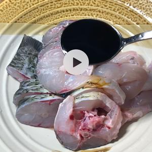 香酥草鱼的做法 步骤4