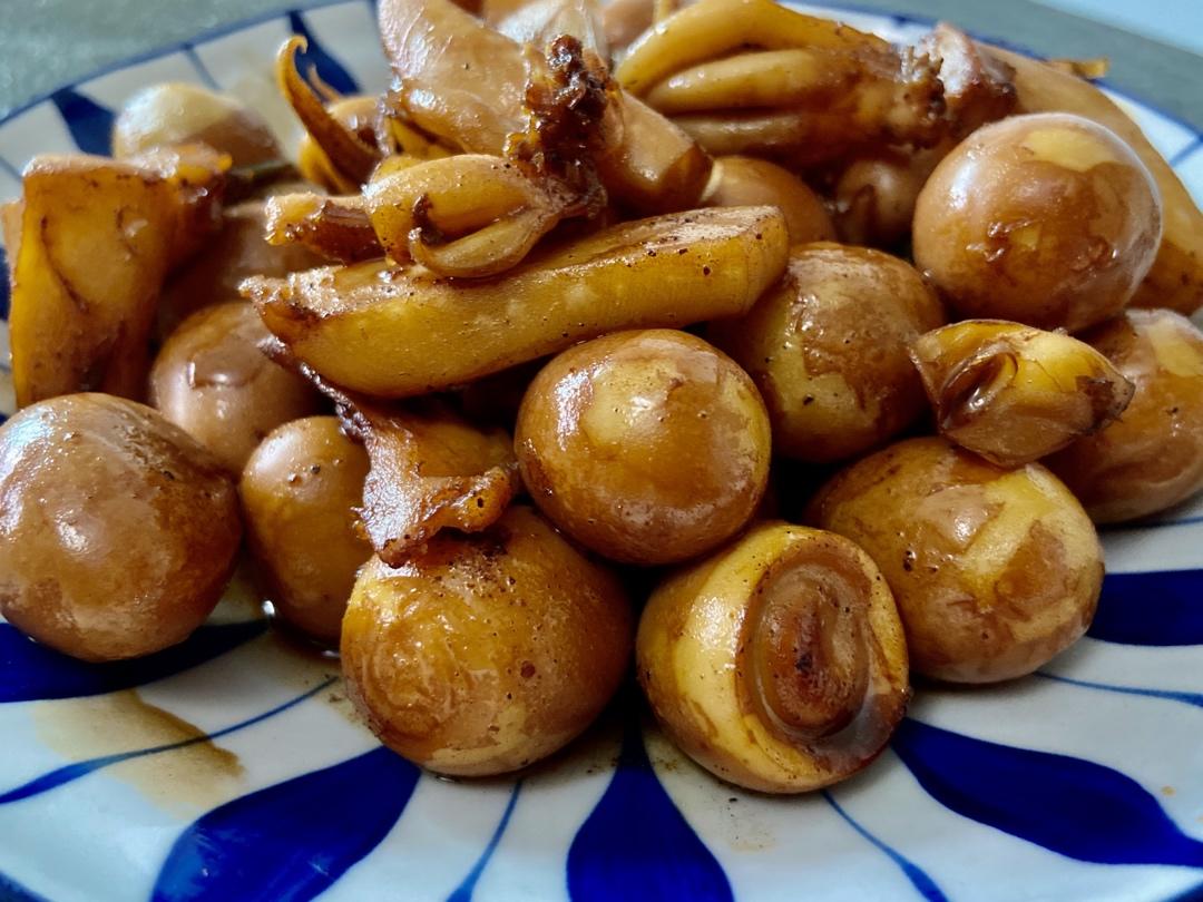 砂锅墨鱼鹌鹑蛋