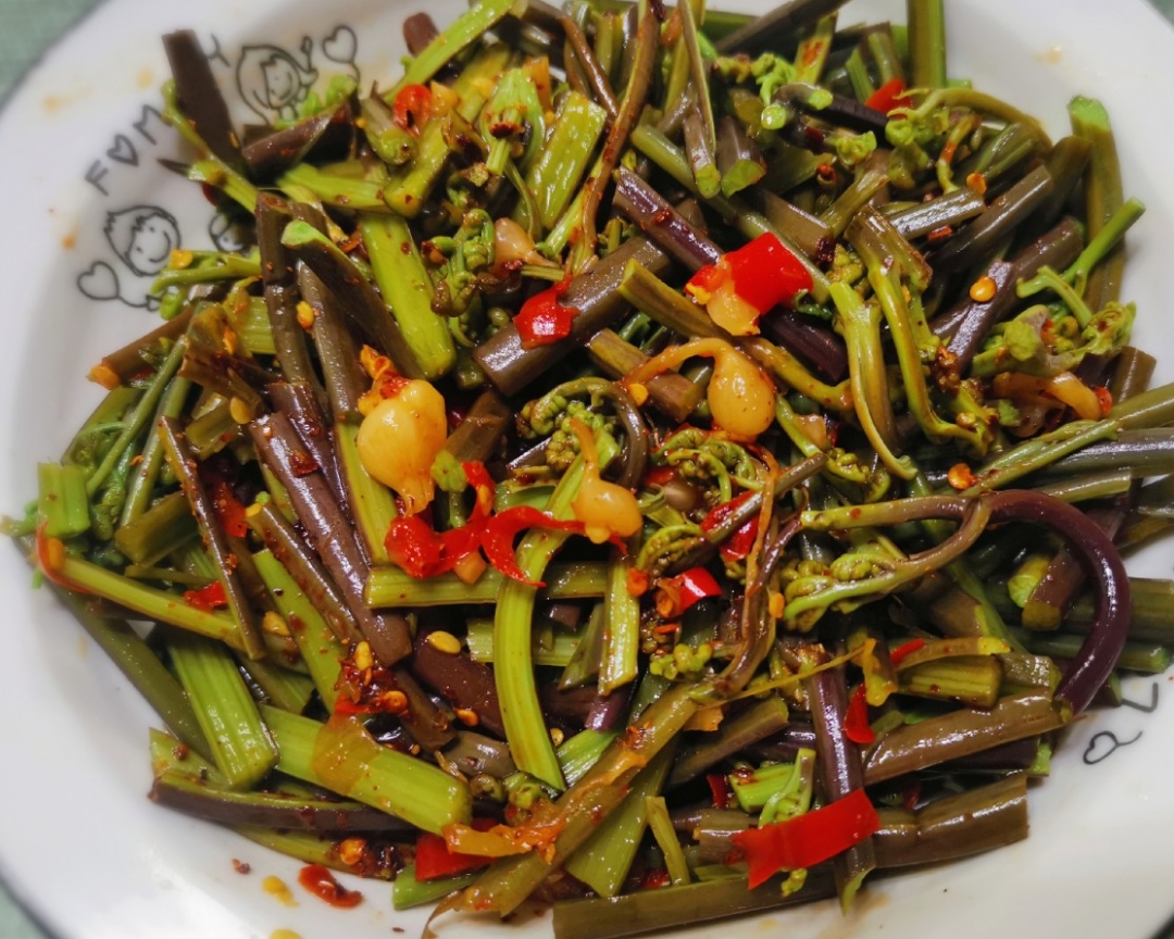 春天的味道之蕨菜☞蕨菜炒腊肉  凉拌蕨菜 涮火锅的做法