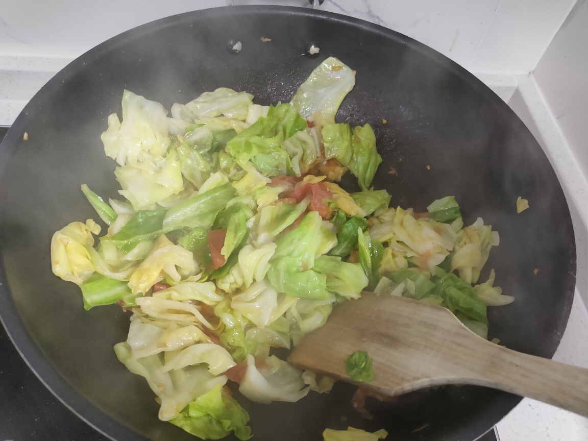 土豆烧排骨+西红柿炒包菜 晚餐的做法 步骤6