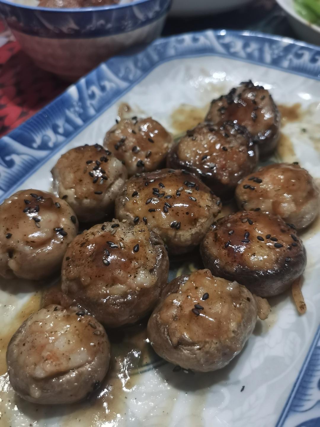 一口爆汁的虾滑酿口蘑
