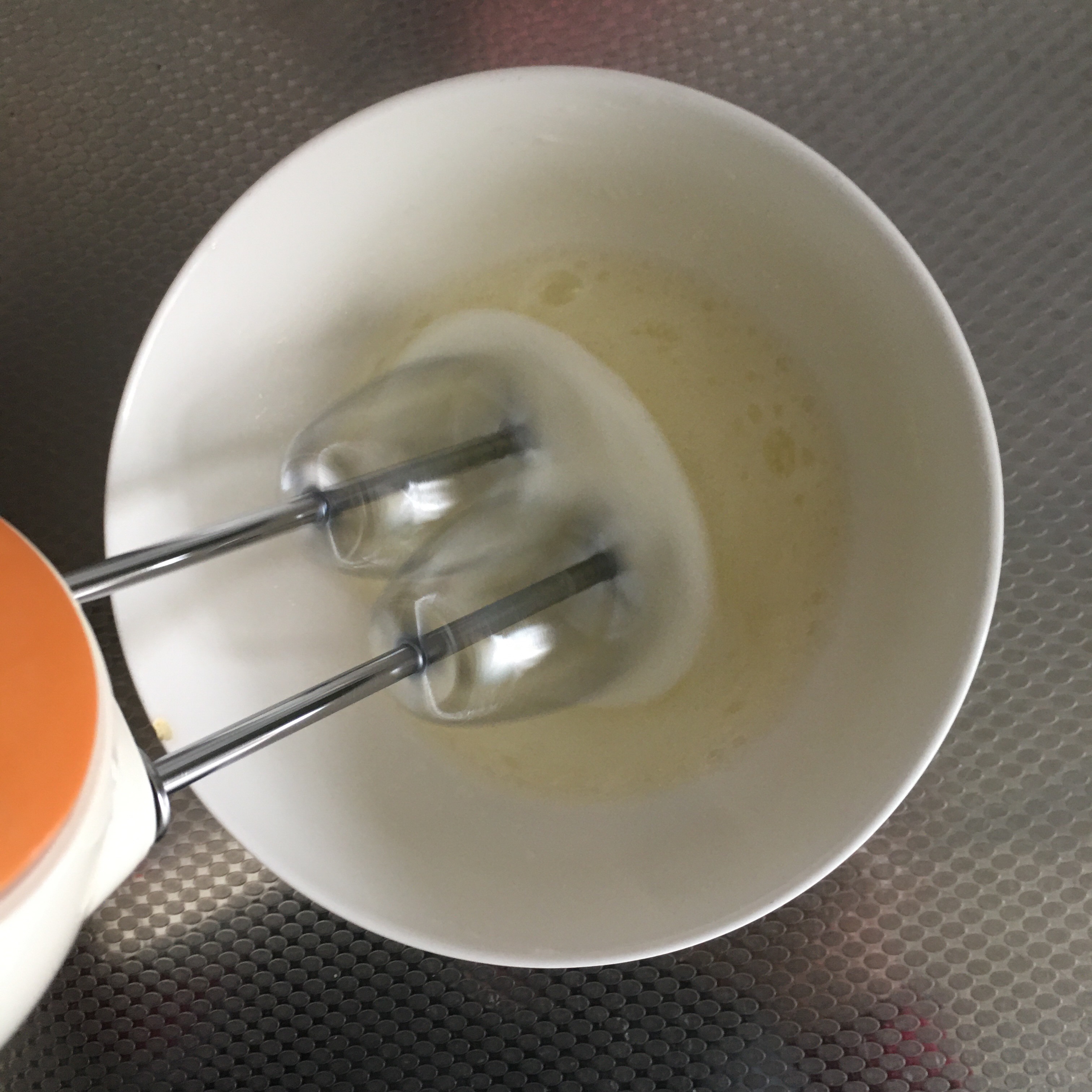 只需蛋/面粉/酸奶/勺子/碗筷的懒人蒸蛋糕的做法 步骤5