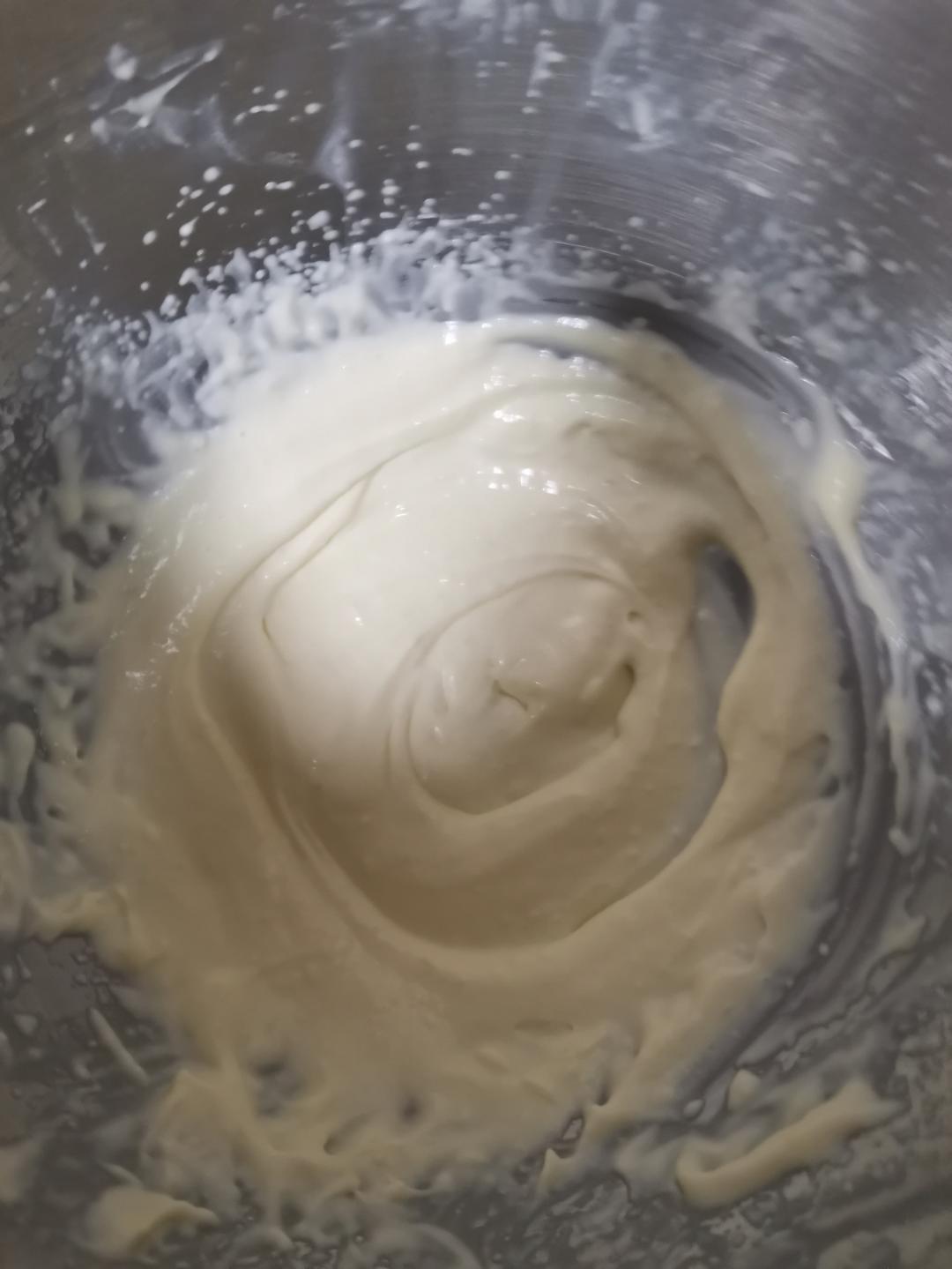 牛奶和黄油自制淡奶油（乳脂含量35.5%)