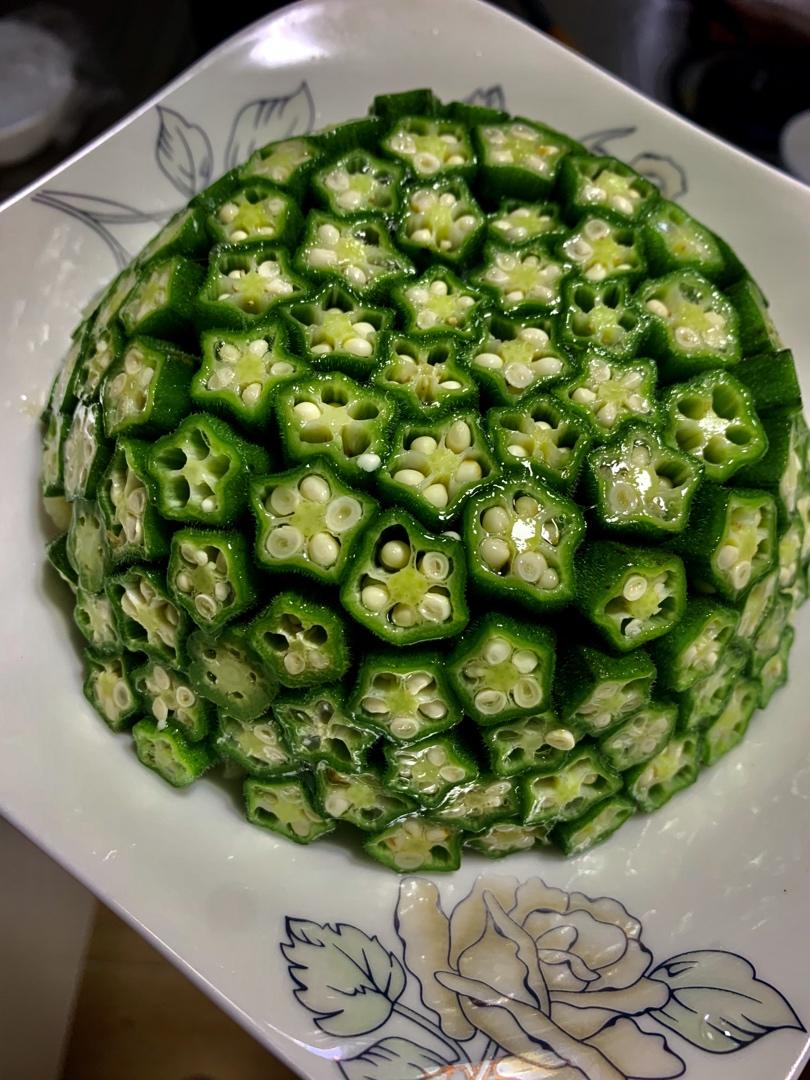 这绝对是秋葵颜值最高的做法，好看又好吃，端上桌最先光盘