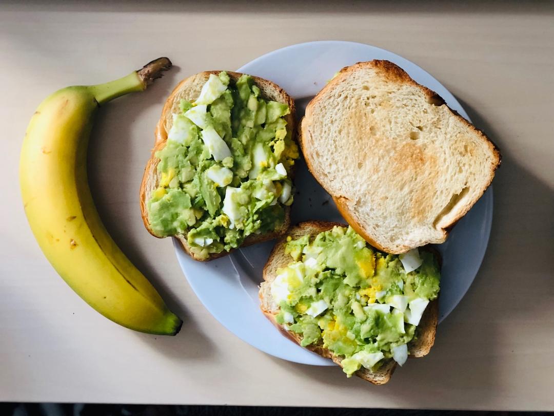 牛油果鸡蛋三明治