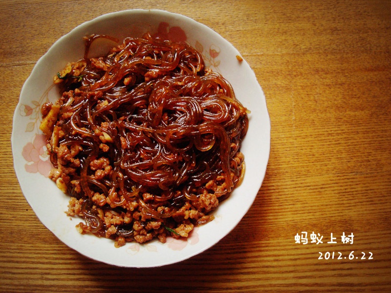 蚂蚁上树