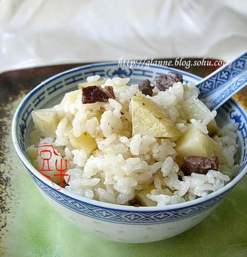 土豆咸肉焖米饭的做法