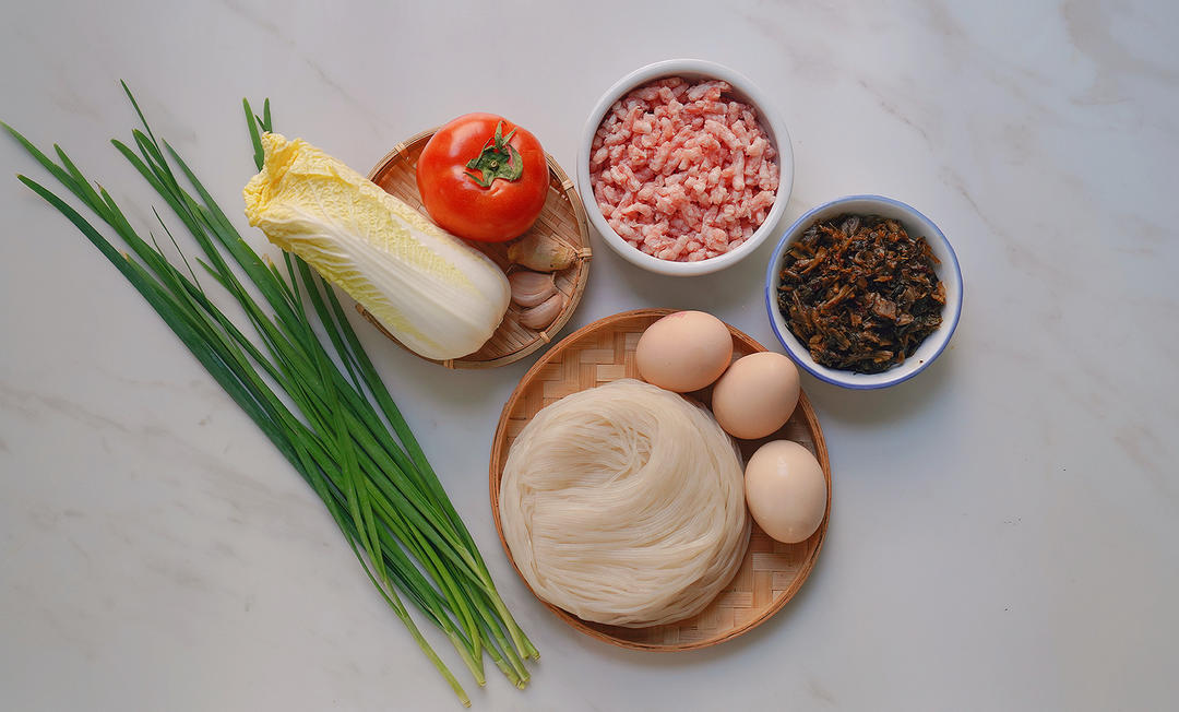 汤都喝光的云南小锅米线的做法 步骤1