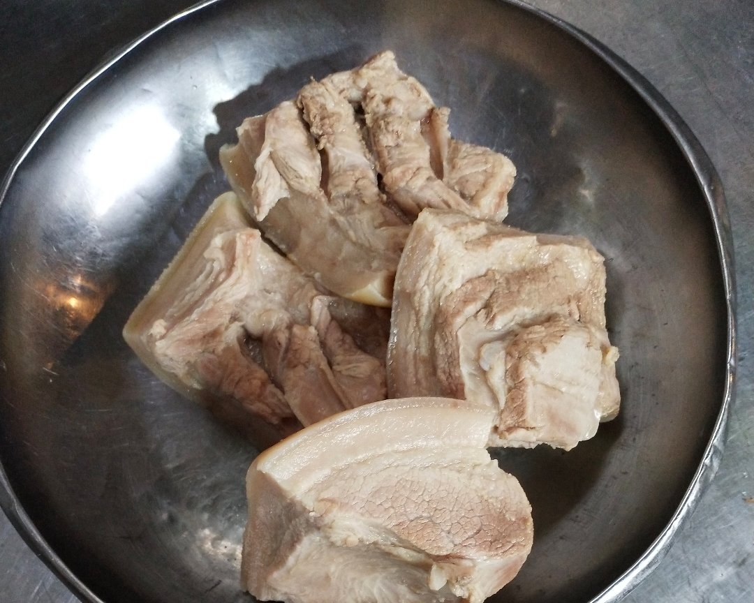 香干回锅肉的做法 步骤1