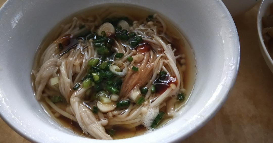 葱油金针菇——10分钟快手菜，你绝对不能错过的美味~