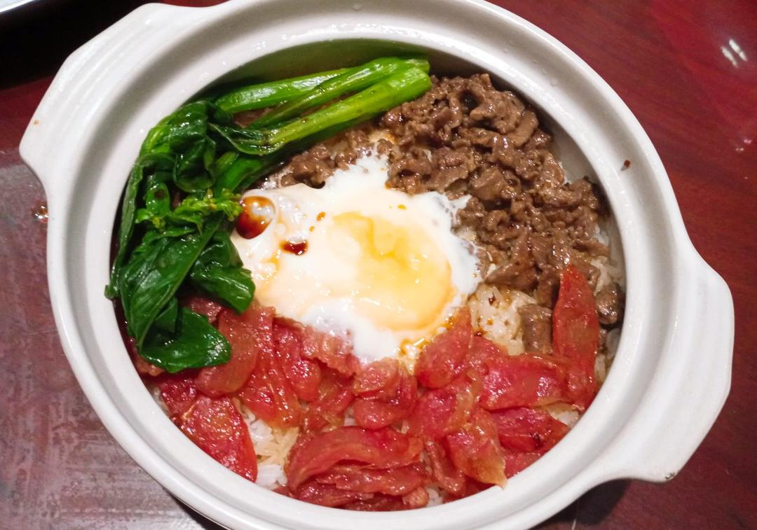 wendy_yun做的牛肉窝蛋腊肠煲仔饭