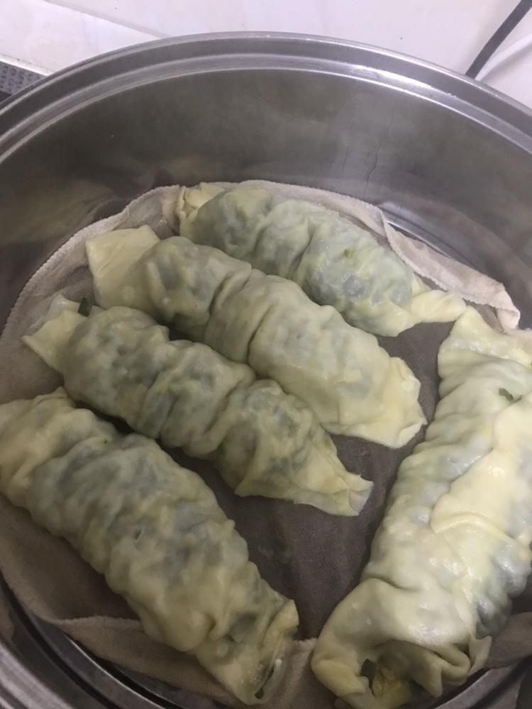 学做饭给家人吃呢做的韭菜盒子韭菜卷馍狗腿