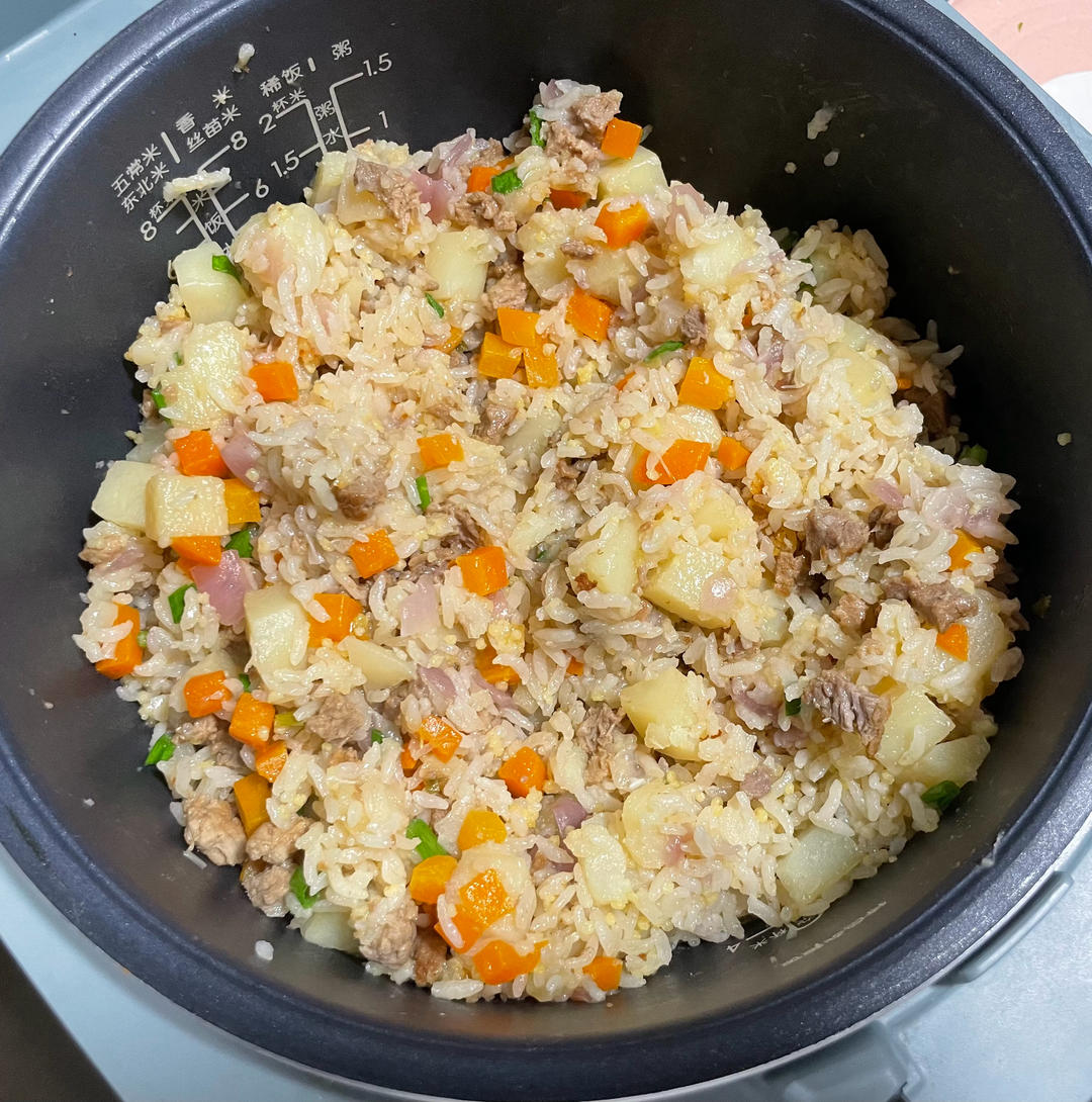 吃光光牛肉土豆焖饭