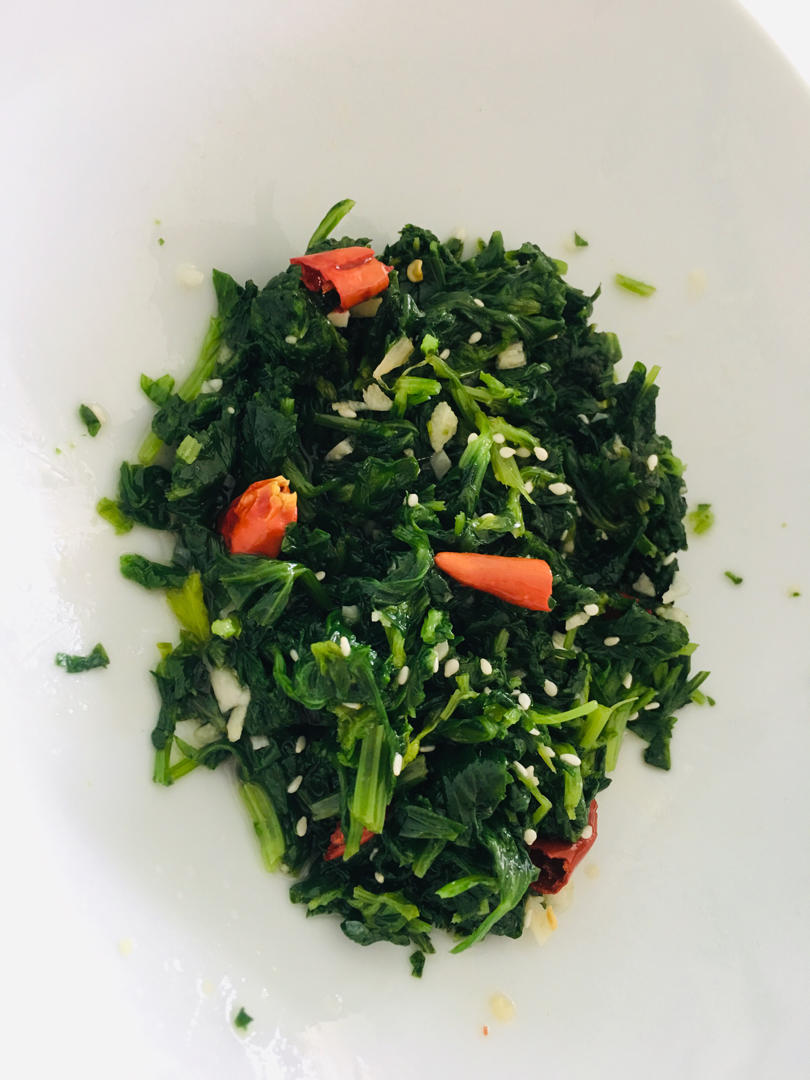 简单的凉拌芹菜叶