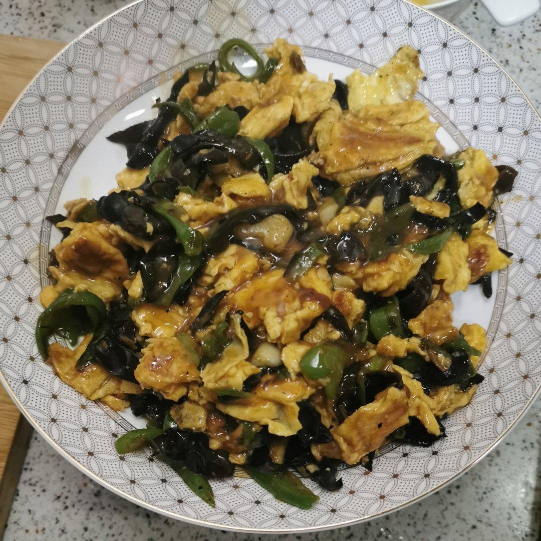 家常快手青椒木耳炒鸡蛋