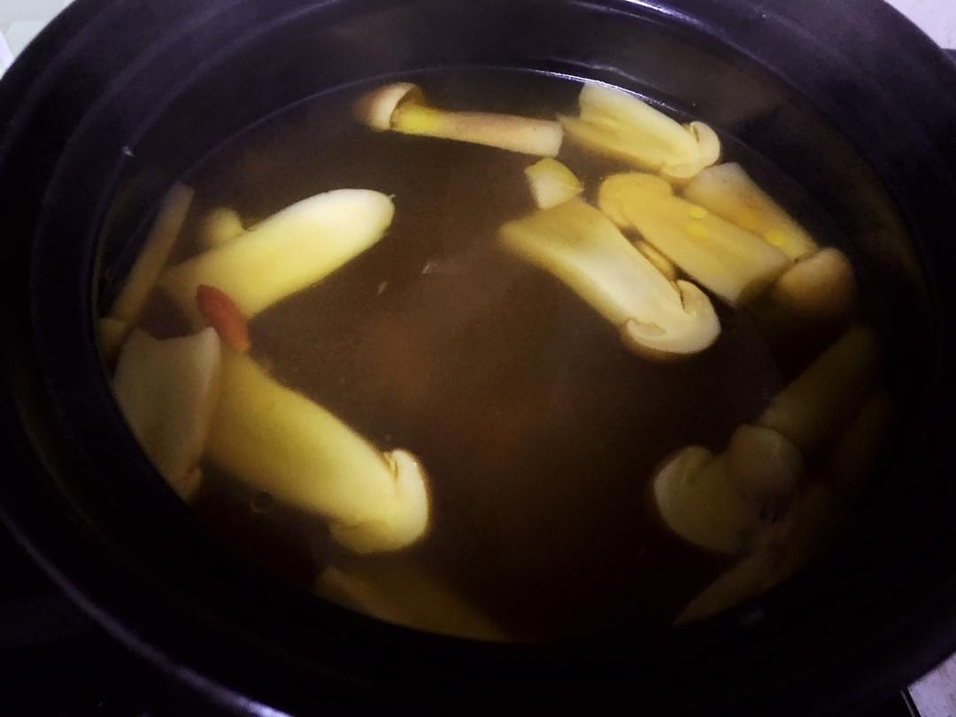 姬松茸竹荪菌菇鸡汤