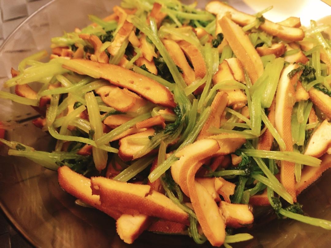 上班族的快手简单晚餐——香芹炒豆干