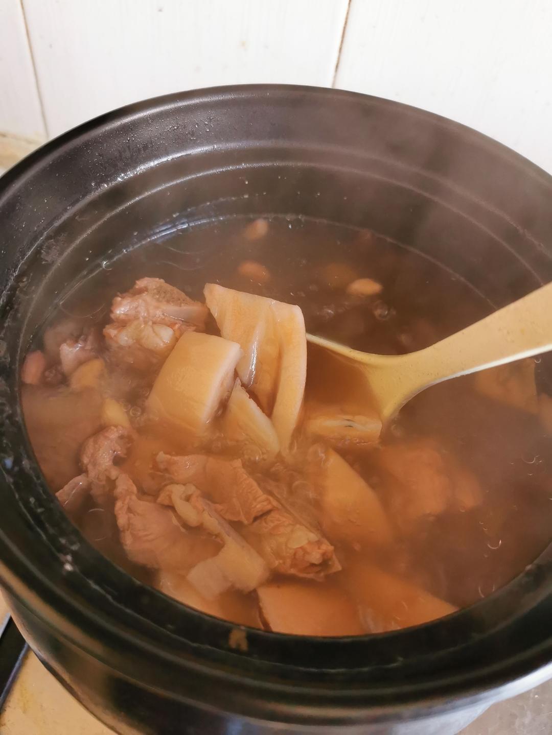 秋冬滋补——莲藕花生排骨汤（内附超香蘸料做法！）