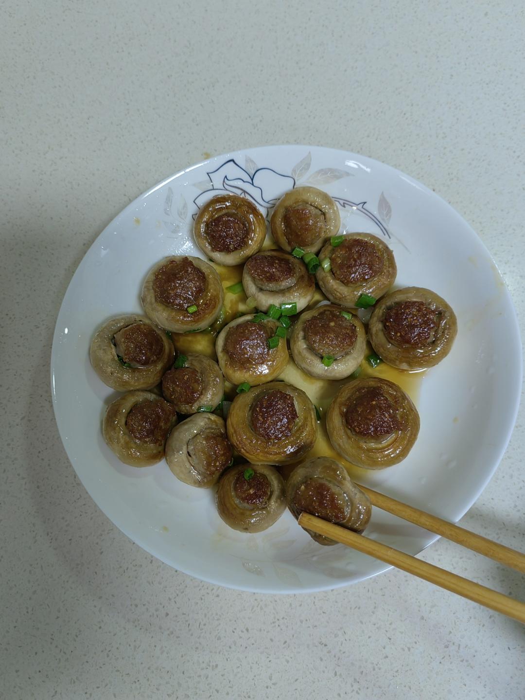 不会剩下一滴汤汁的口蘑酿肉