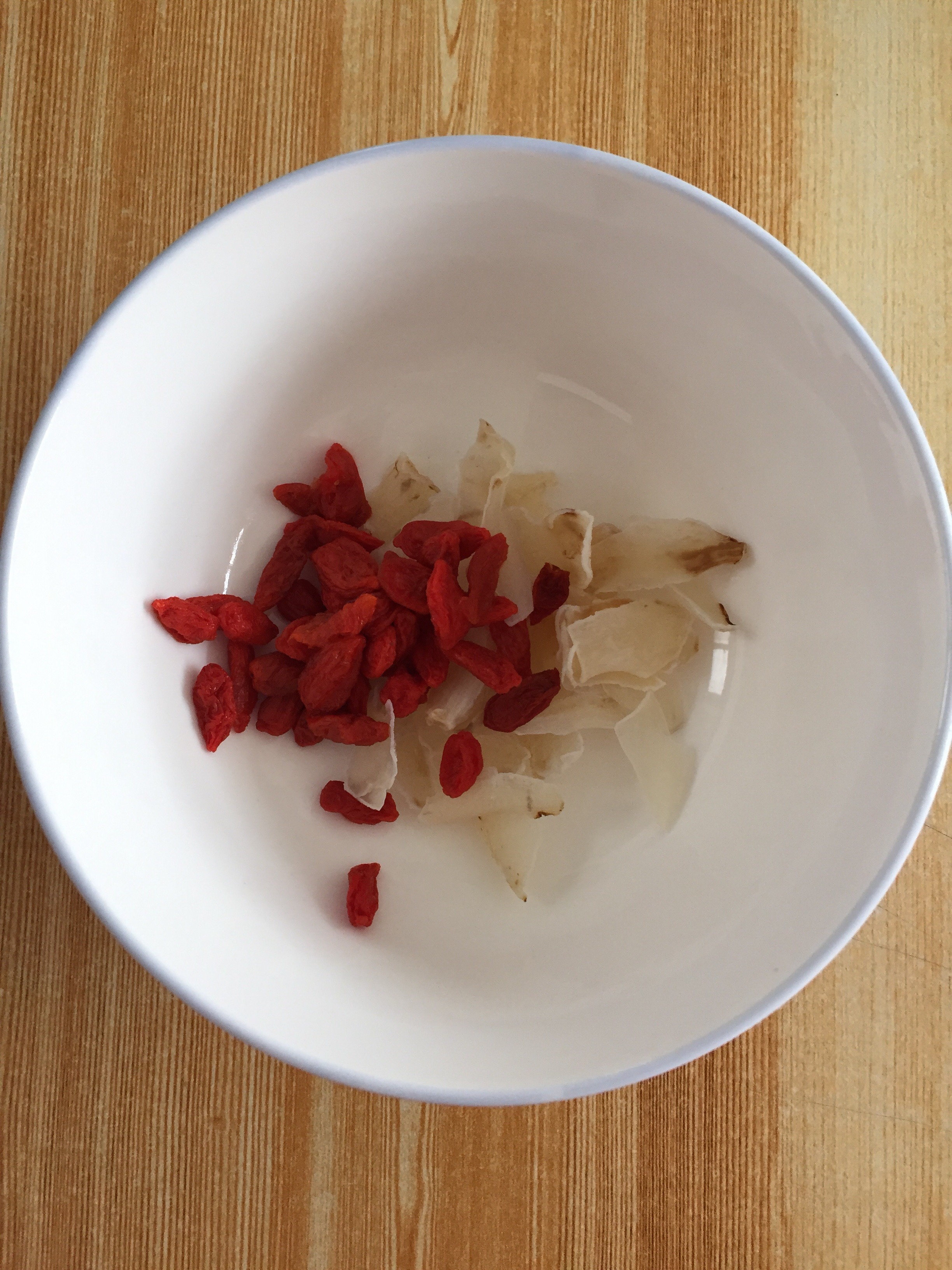春季养生汤—银耳红枣枸杞汤的做法 步骤3