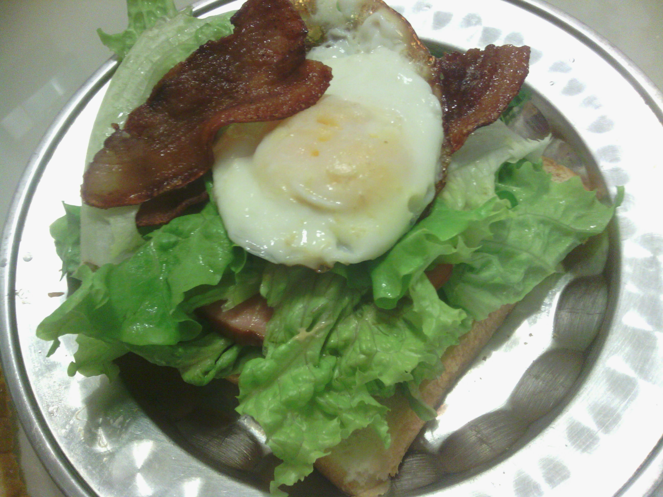 煎蛋火腿全麦三明治