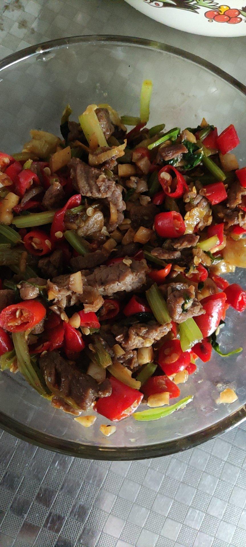 〈小炒黄牛肉〉，这个太好吃了。欣小厨 😉