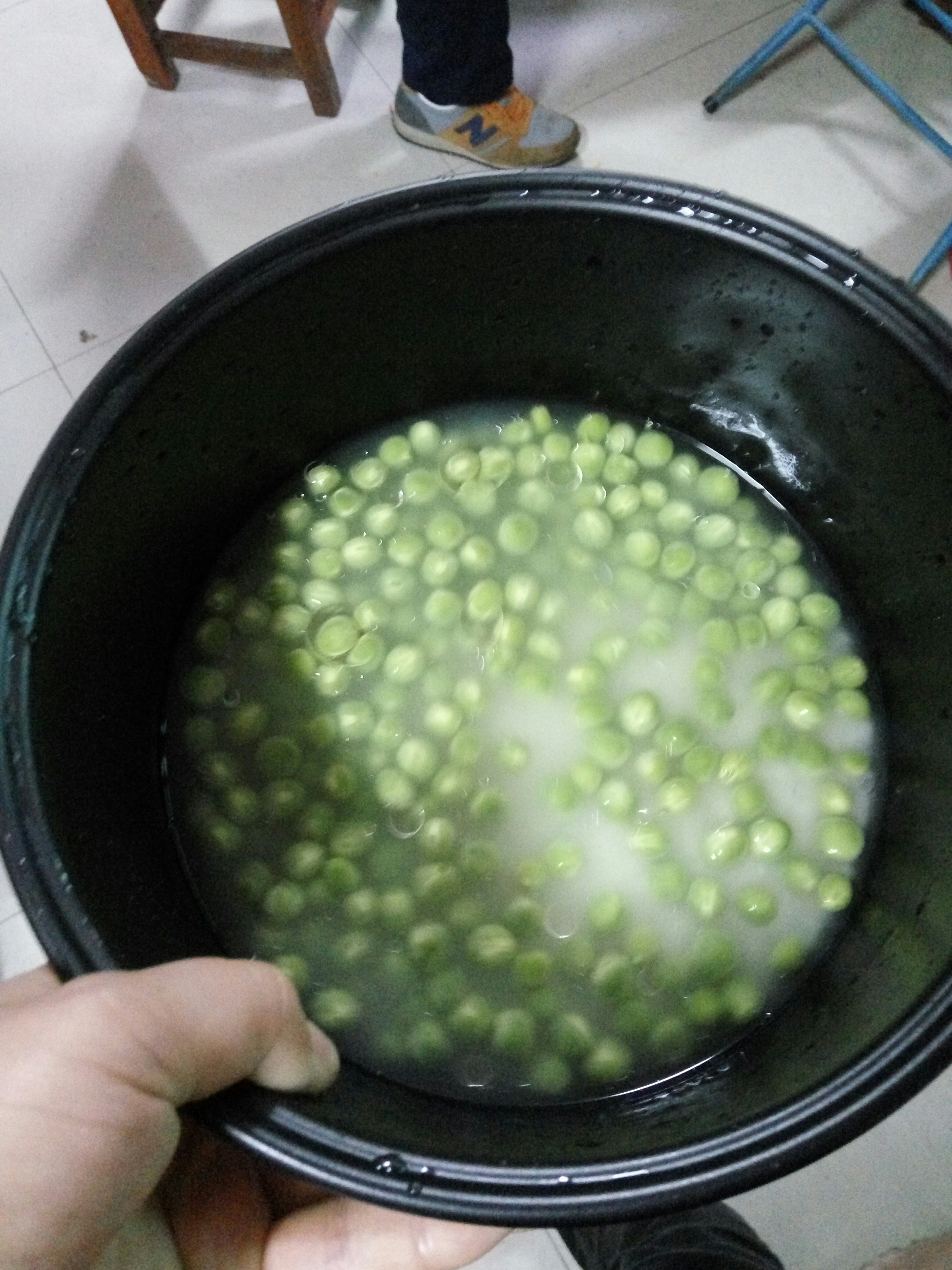 豌豆糯米饭的做法 步骤2