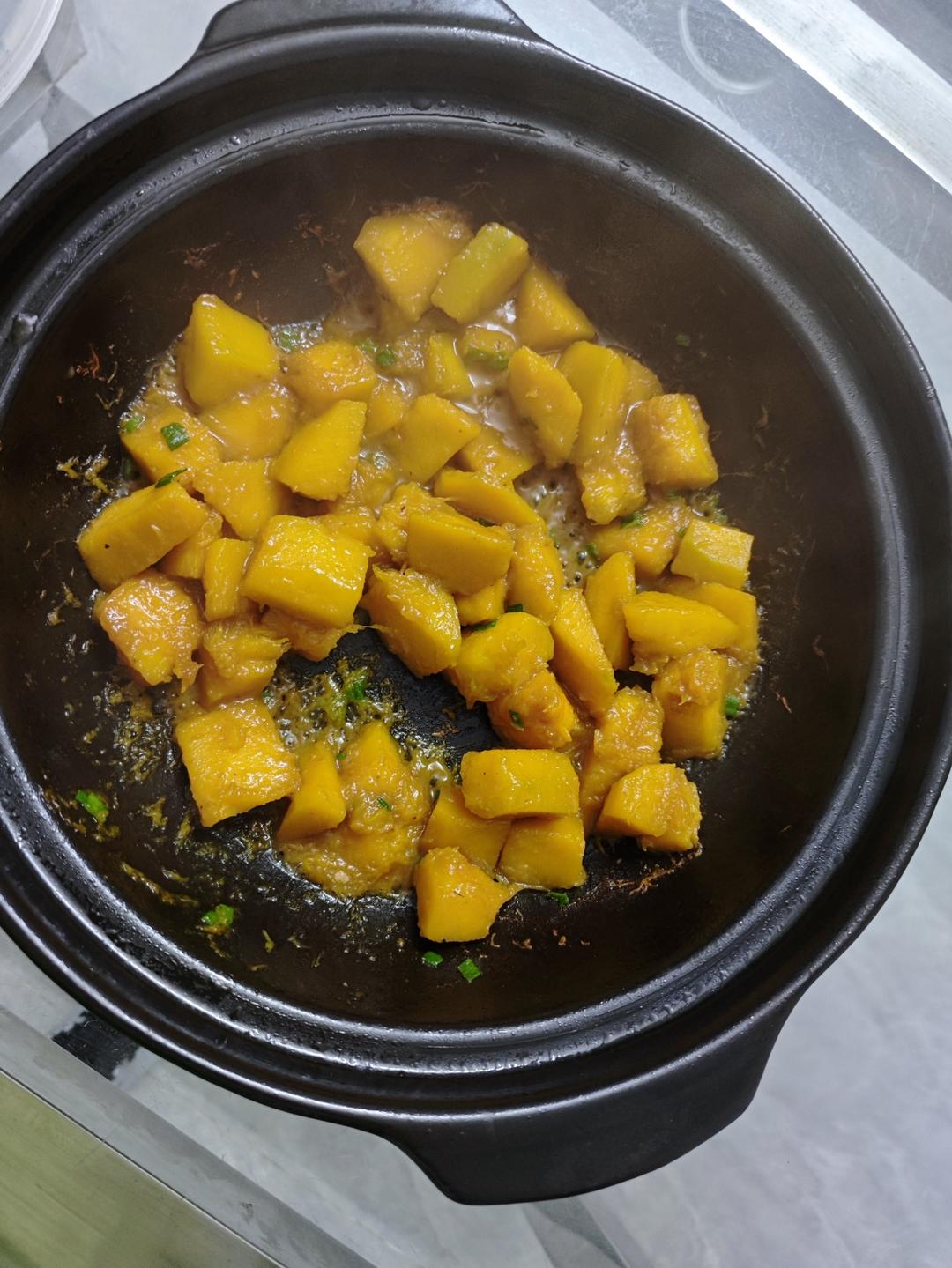 猪肉都不换的焖南瓜～吃起来糯糯甜甜咸咸的！